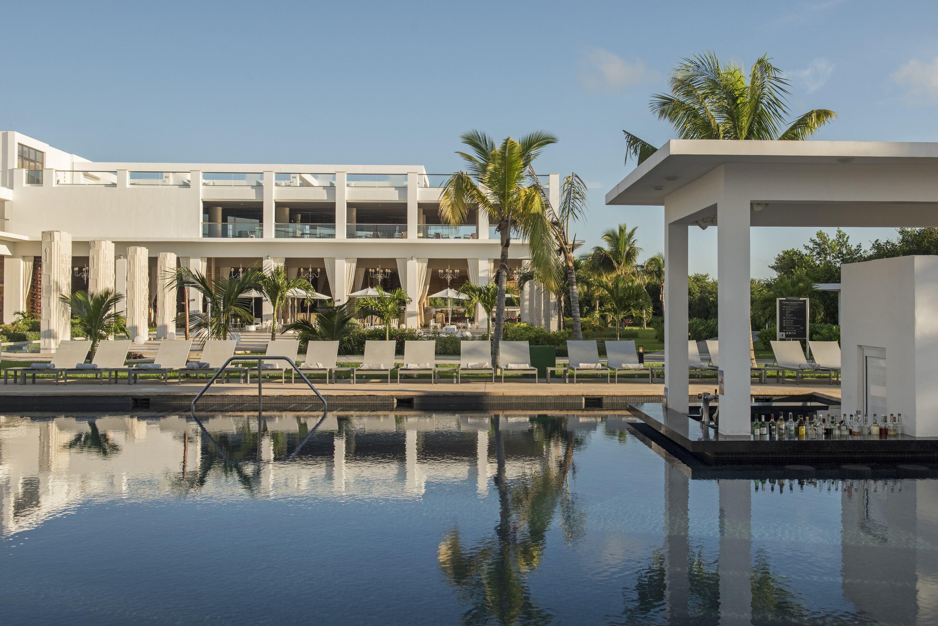 Platinum Yucatan Princess Adults Only Playa del Carmen Exterior foto The pool at the Hard Rock Hotel in Cancun